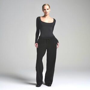 Skims Essential Long Sleeve Scoop Neck Bodysuit in Onyx XXS/XS NWOT